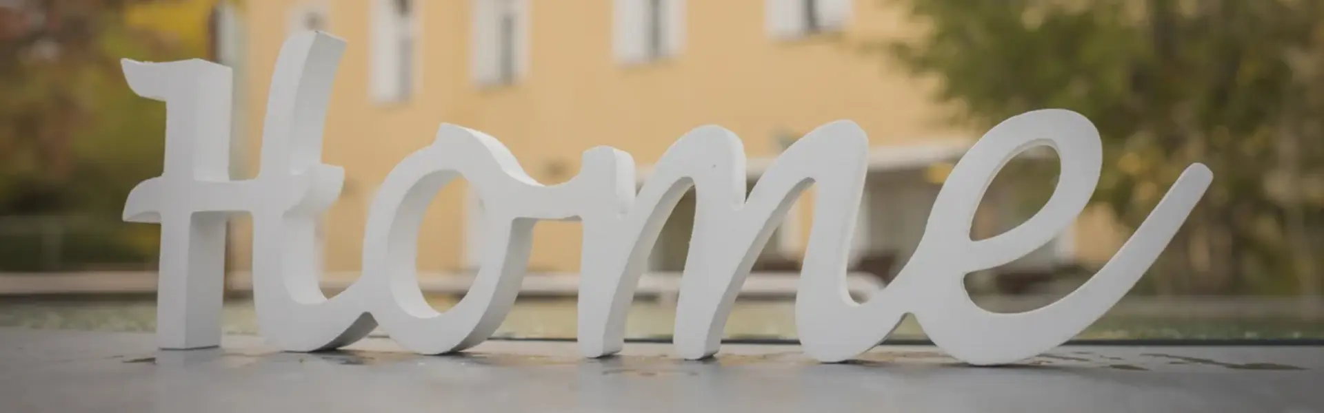 Schriftzug Home vor dem Helmut Kreutz Haus